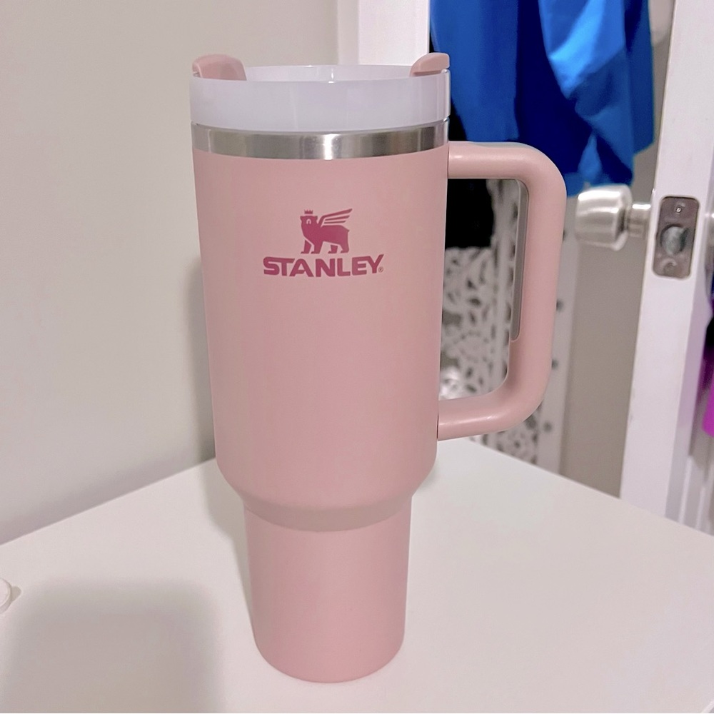🆕 Stanley Adventure Quencher 2.0 Travel Tumbler 40oz in Pink Dust